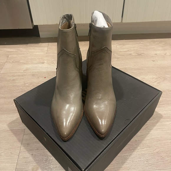 Frye boots - Flynn short - Picture 2 of 3